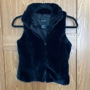 Súper soft full zip vest! Polyester lining inside.